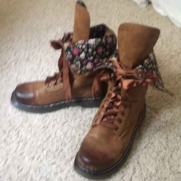 Never worn! Adorable lace up combat boots🌸💕 - Picture 5 of 6